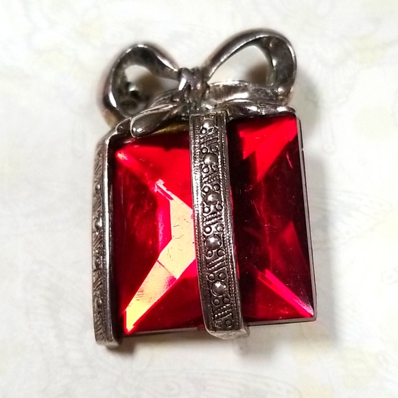 Vintage Festive Mid Century Ruby Glass Silver Tone Present Brooch Pin - Picture 4 of 11